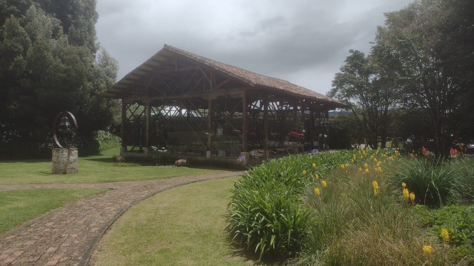 Hacienda con capilla decorada